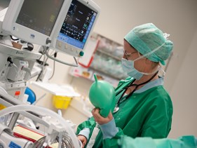 Anästhesistin im OP mit Überwachungsgeräten