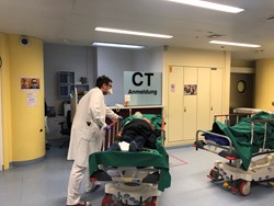 Schlaganfallpatient wird zur Untersuchung gebracht