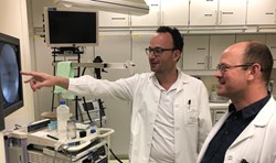 OA Ebner und OA Ziachehabi vor einem Monitor im Endoskopie Zentrum