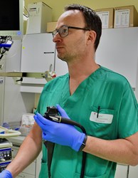 OA Dr. Ziachehabi bei einer Endoskopieuntersuchung