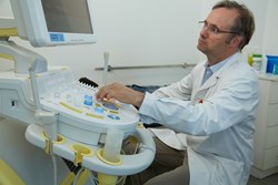 Prim. Univ.-Prof. Krause bei der Untersuchung