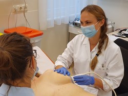 Ärztin untersucht eine Patientin im Brustkompetenzzentrum