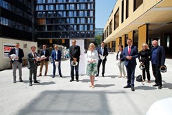 Politiker/-innen und KUK Geschäftsführung vor neuem Lehr- und Forschungsgebäude