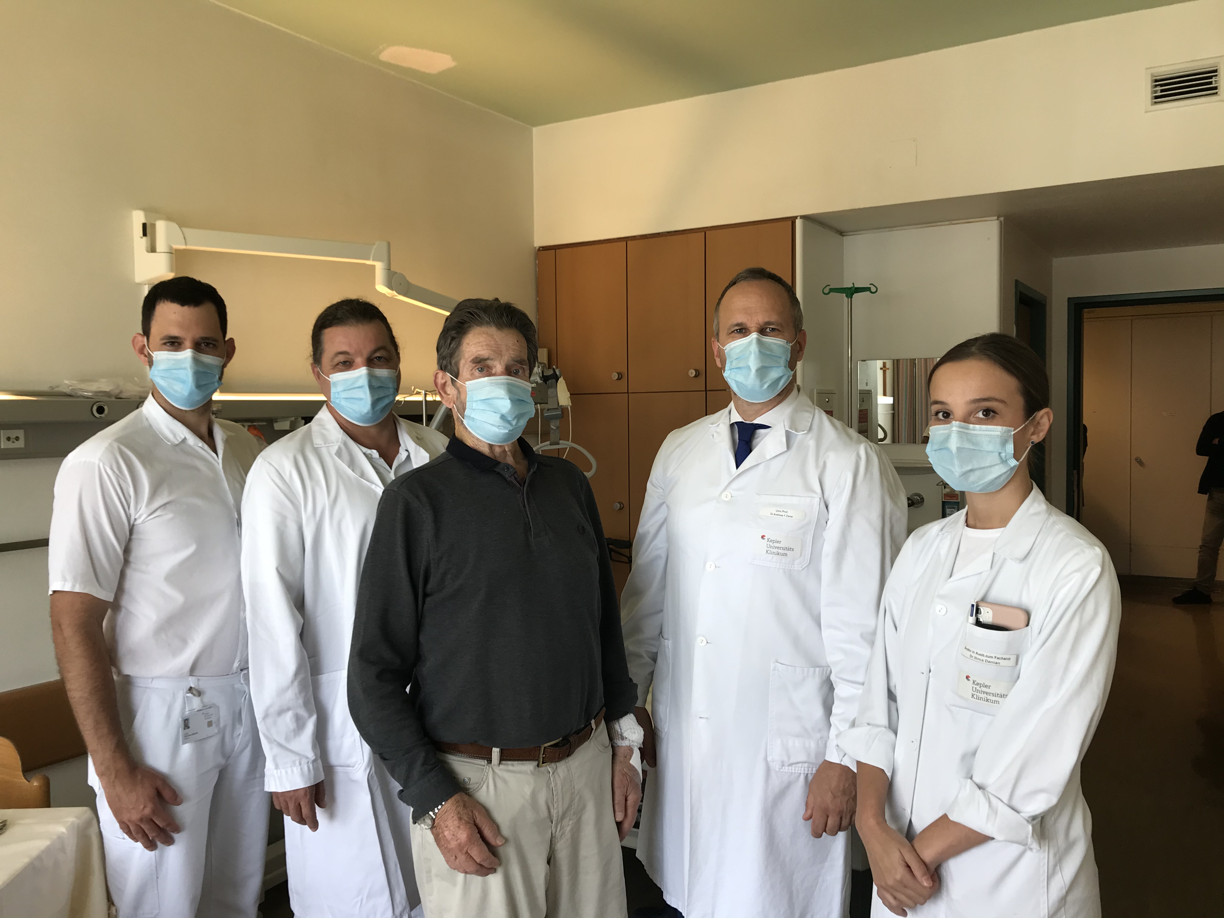 Ärzteteam mit Patient auf Station