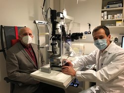 Univ.-Prof. Bolz mit Patienten bei Nachkontrolle nach der Operation