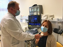 Prim. Gabriel untersucht die Schilddrüse einer Patientin