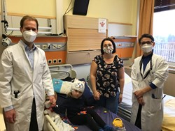OA Dr. Christian Auer, Lisa mit Mutter Sandra Baumgartner, Priv.Doz.in OÄ Dr.in Gudrun Gröppel