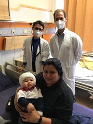 Bartaula Rayan mit Mutter Pudasaini Deepa und OA Dr. Christian Auer sowie Priv.Doz.in OÄ Dr.in Gudrun Gröppel