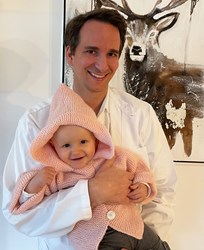 OA DDr. Patrick Stelzl, leitender Oberarzt  der Geburtshilfe, mit seiner Tochter Helena