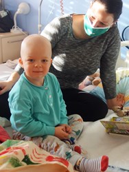 Paul mit Mama im Krankenbett