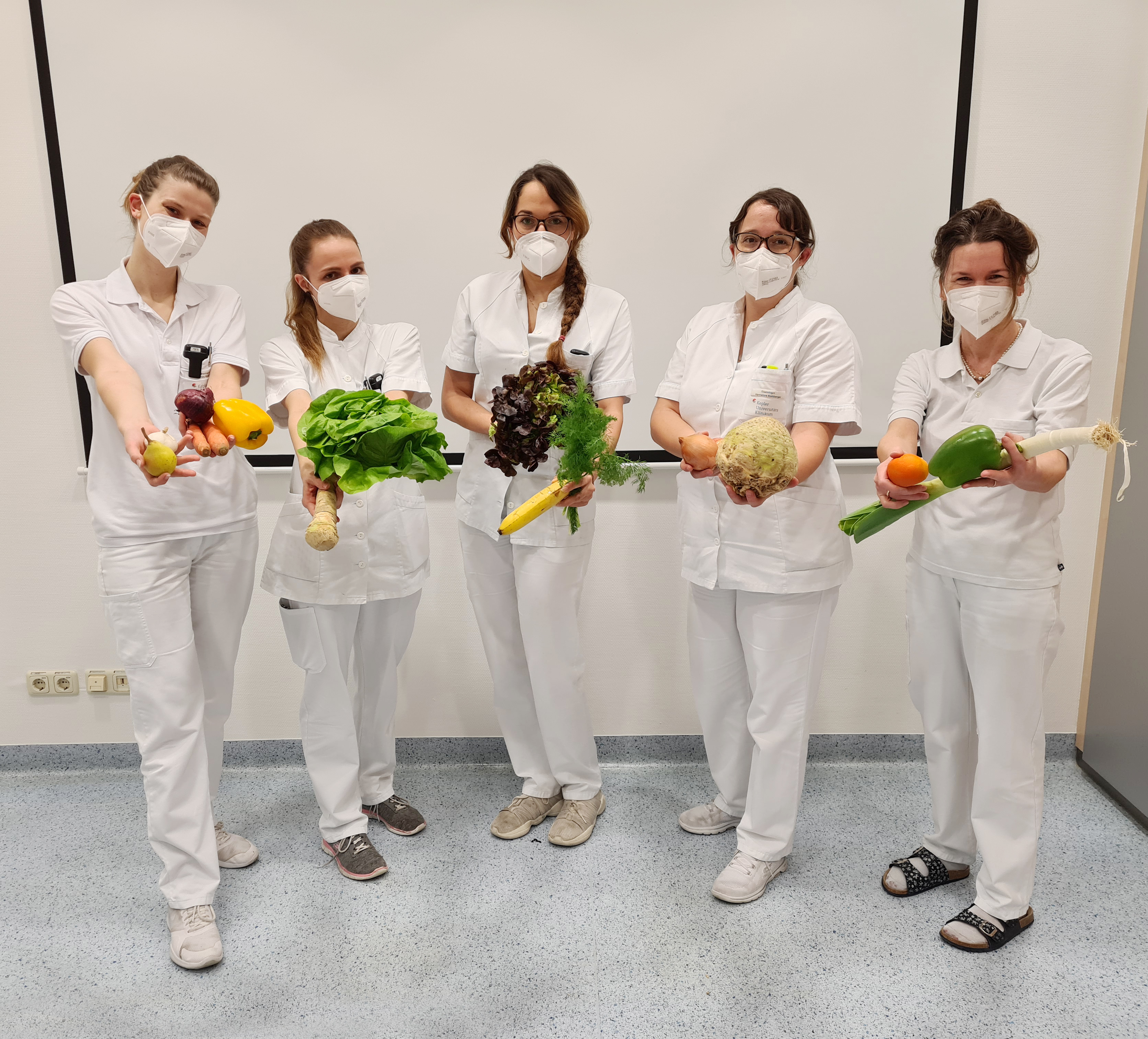 Team Diätologinnen mit gesundem Essen