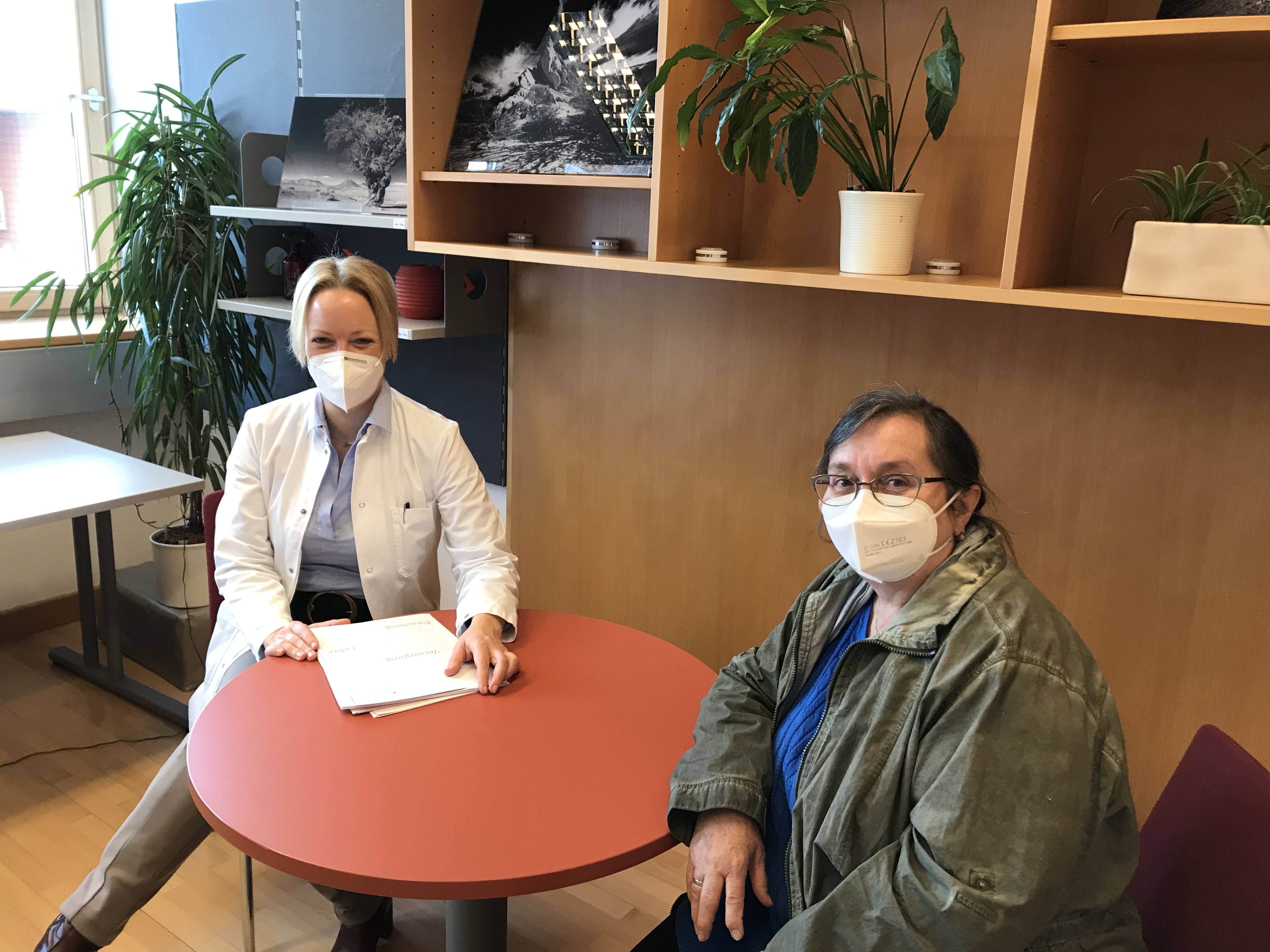Priv.-Doz. Dr.in Judith Wagner mit Patientin Angela Seyr