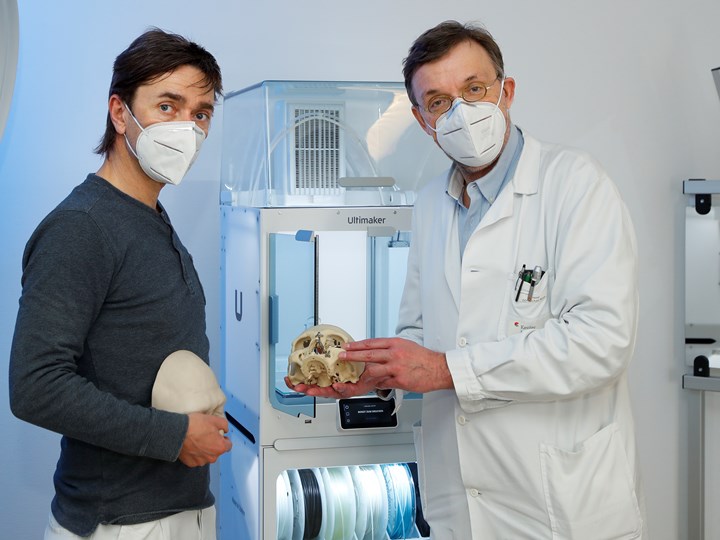 Jürgen Schwarzbauer und Prim. DDr. Michael Malek mit einem Schädelmodell