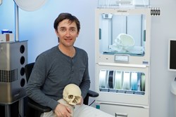 Jürgen Schwarzbauer mit Schädelmodell