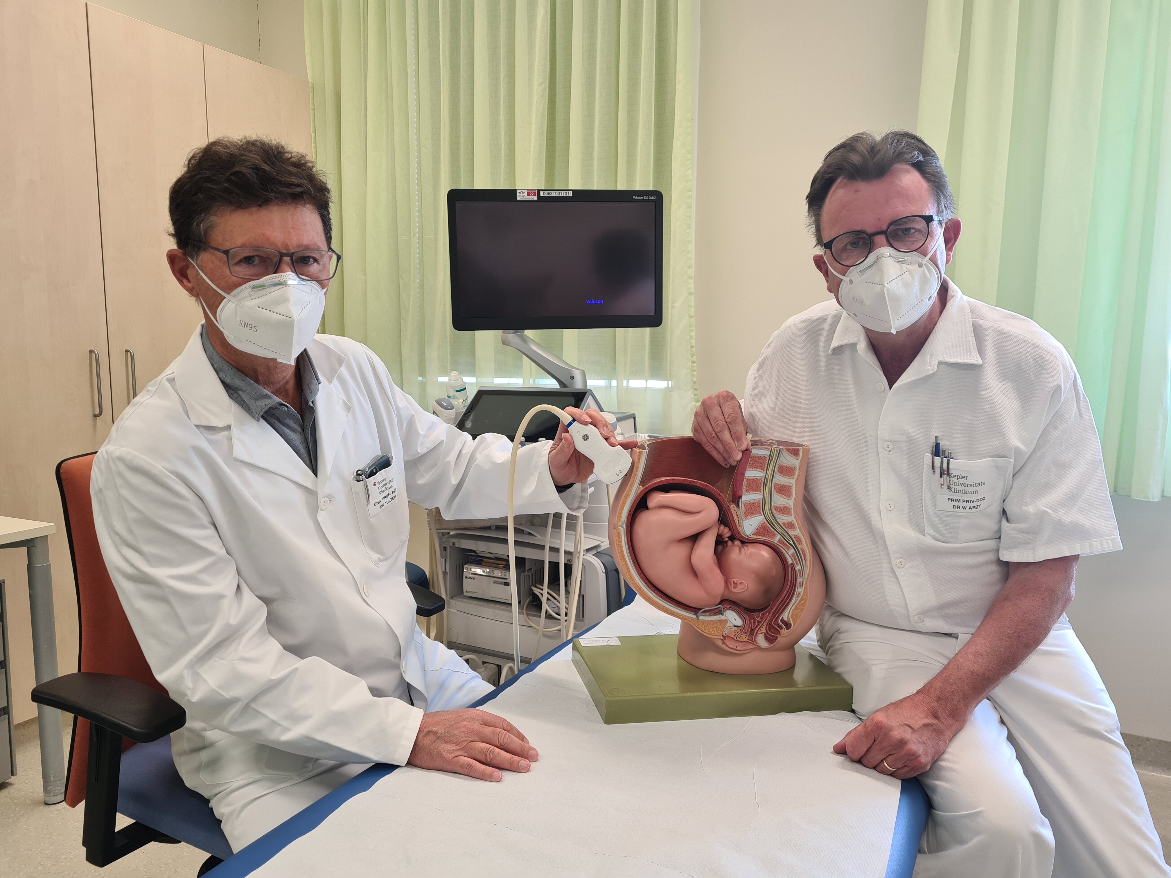 Prim. Tulzer und Doz. Arzt mit Modell