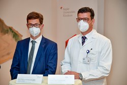 Direktor Stadlbauer und Prof. Gotterbarm bei Pressekonferenz zum Thema Roboterchirurgie