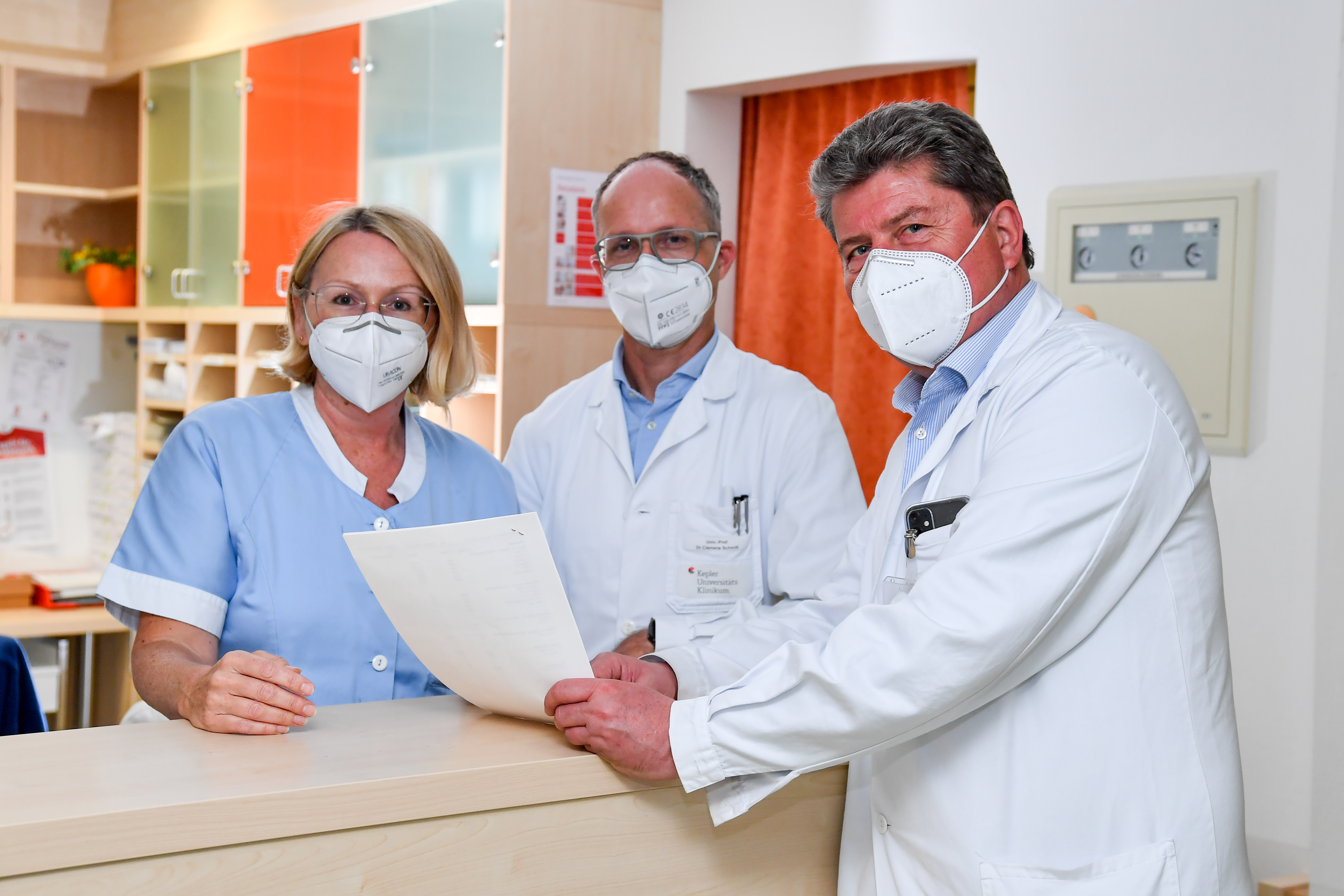 Team der Hämatologie und Onkologie beim Schreibtisch