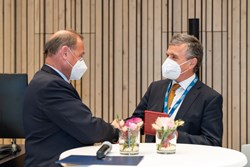 Priv.-Doz. Dr. Rudolf Mair wird von einem polnischen Kollegen geehrt