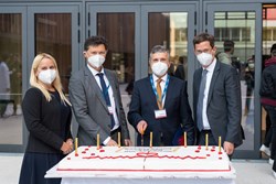 Pflegedirektorin Simone Pammer MBA, Prim. Univ.-Prof. Dr. Gerald Tulzer, Priv.-Doz. Dr. Rudolf Mair und Ärztlicher Direktor Priv.-Doz. Dr. Karl-Heinz Stadlbauer beim Anschnitt der Jubiläumstorte