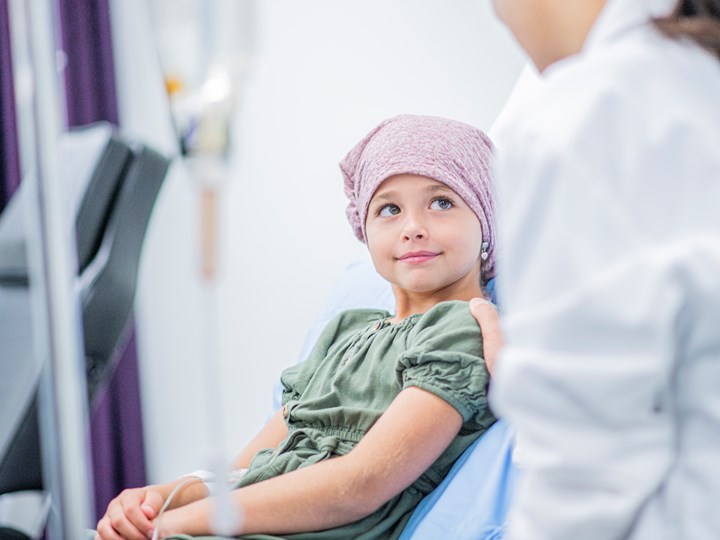 Kinder- und Jugendlichenpflegerin mit krebskrankem Kind