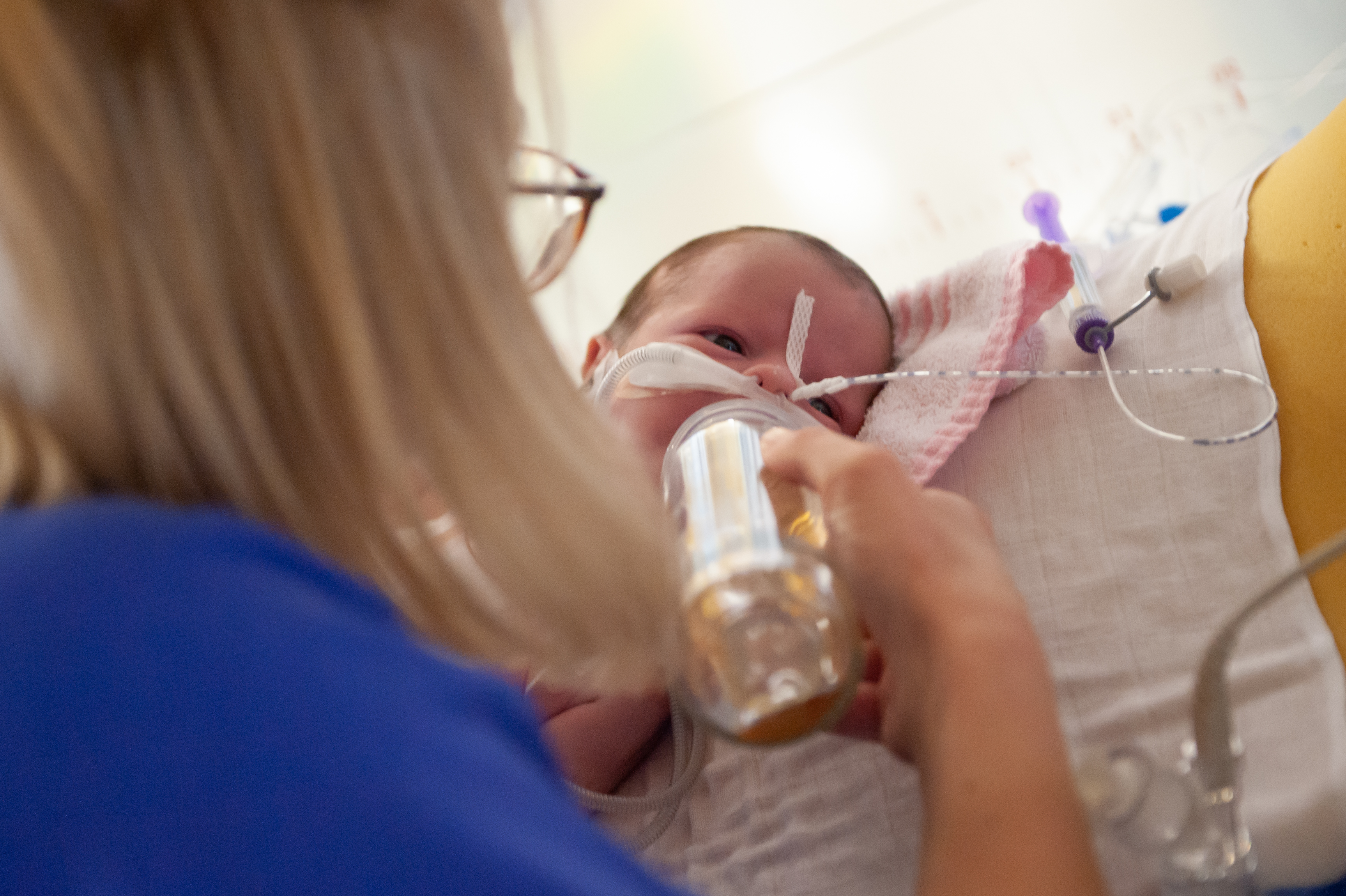 Kinderintensivpflegerin beim Füttern eines Babys 