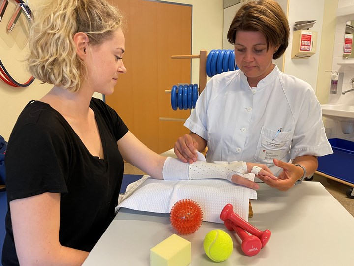 Patientin macht Übungen mit Ergotherapeutin