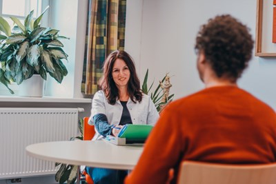 Oberärztin Dr. Wolfinger im Gespräch mit einem Patienten